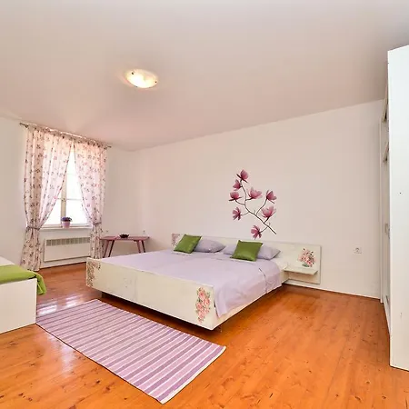 Luna Apartment